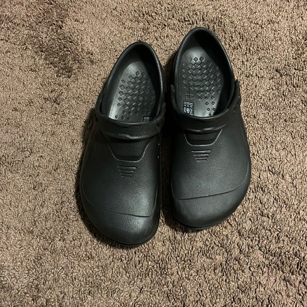 Slip resistant clogs